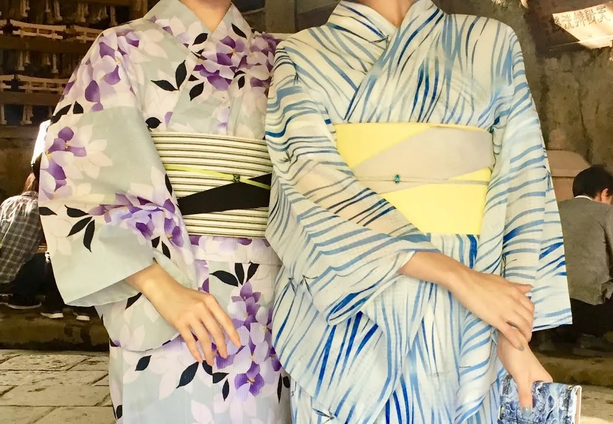 浴衣や夏の着物は肌着を忘れずに!汗対策と透けない色の選び方|東京の出張着付け